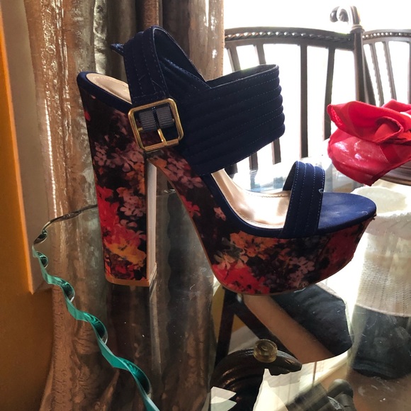 Shoes - Picture 6 of 7